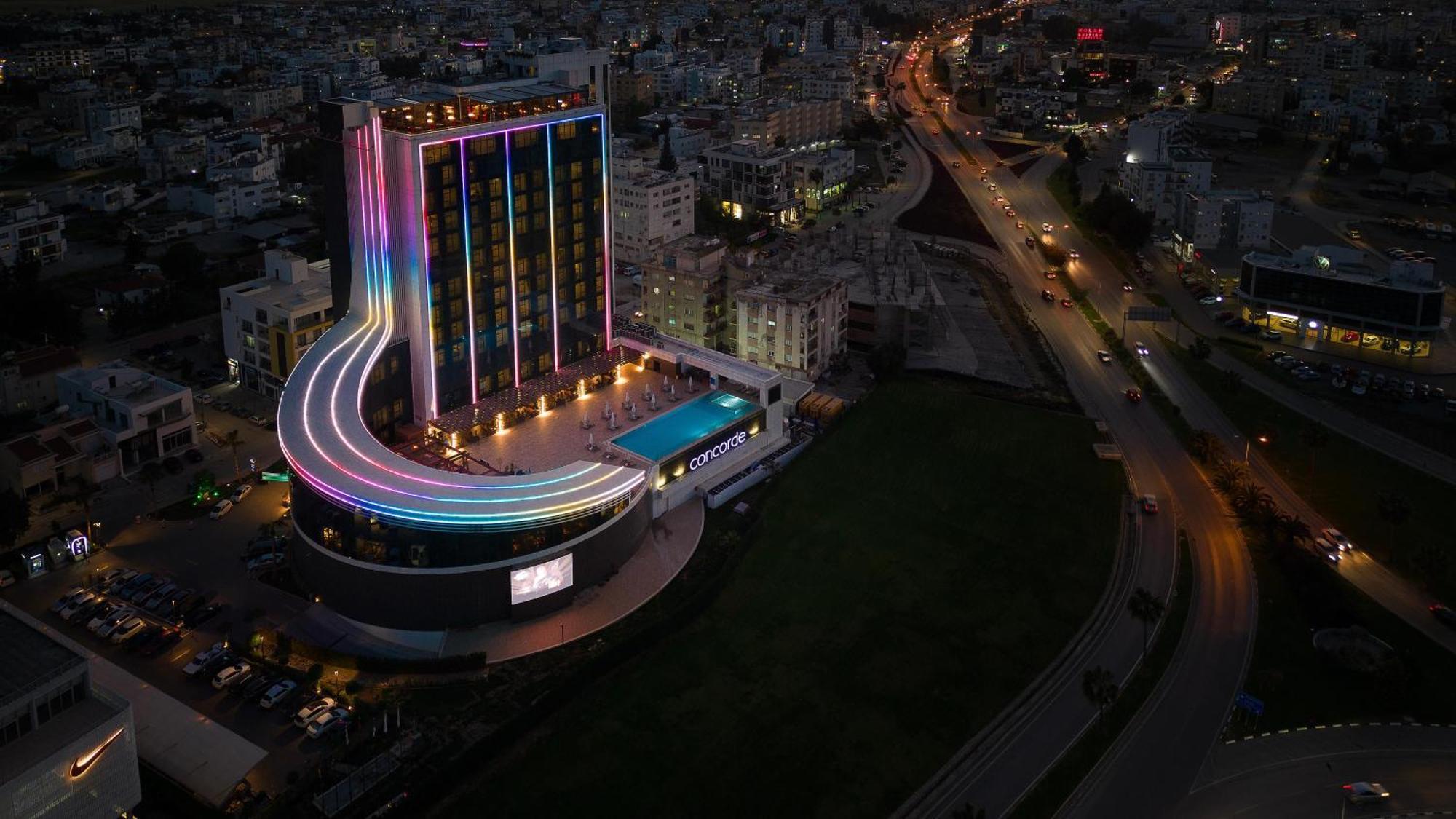 Concorde Tower Hotel & Casino ニコシア エクステリア 写真 The hotel at night