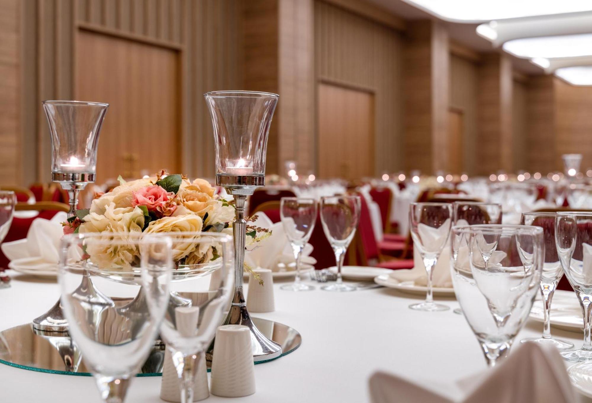 Concorde Tower Hotel & Casino ニコシア エクステリア 写真 A table set for a formal dinner